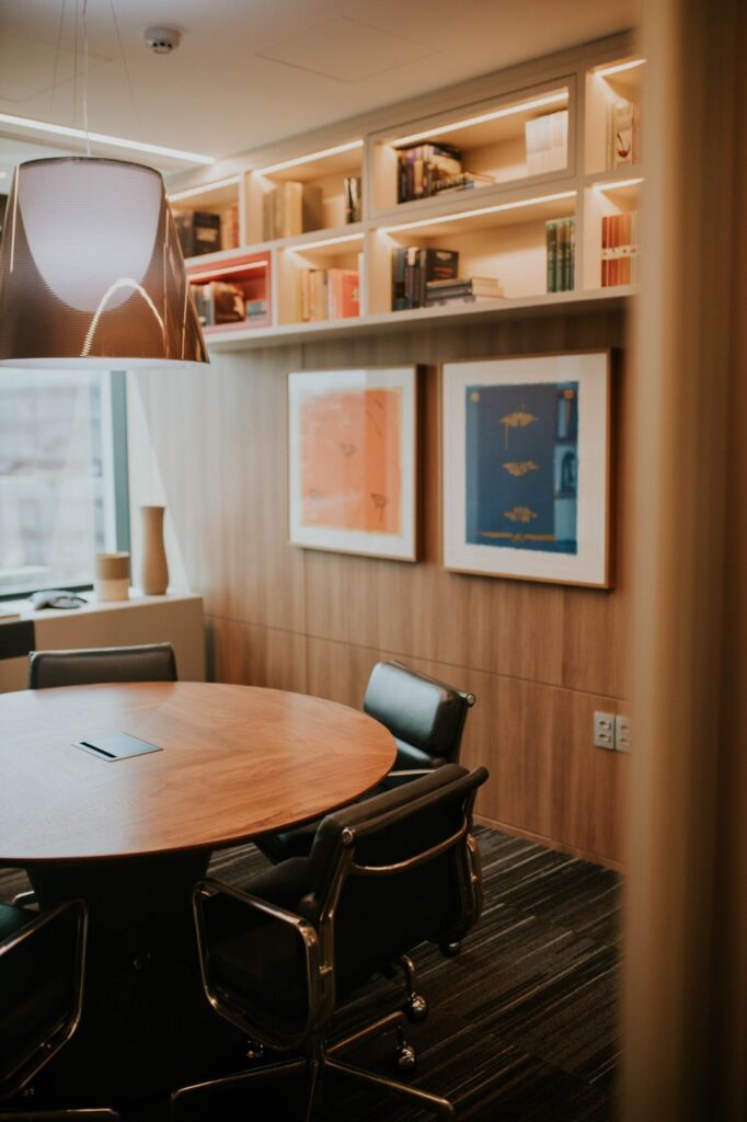 Sala de reuniões da Integrity Wealth Management, com estante e mesa redonda