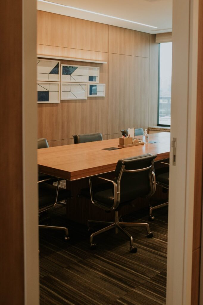 Sala de reuniões da Integrity Wealth Management vista pelo corredor